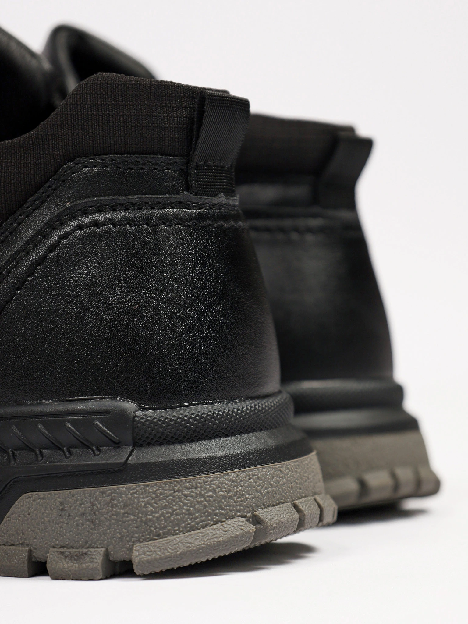 Ботинки черного цвета на низкой рельефной подошве